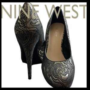 Nine West Metallic Black and Gold Floral Pattern Pumps